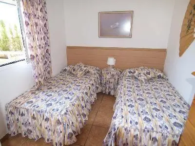 Schlafzimmer mit 2 Betten