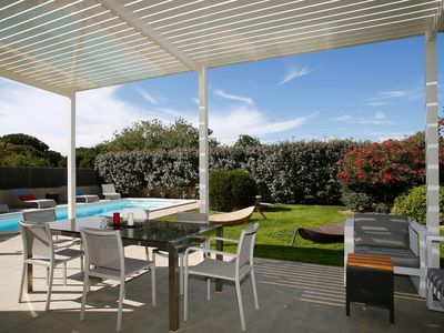 Terrasse. Terrasse mit Blick auf den Pool und den Garten