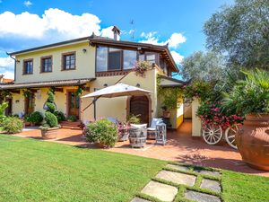 23757026-Ferienhaus-8-Camaiore-300x225-1