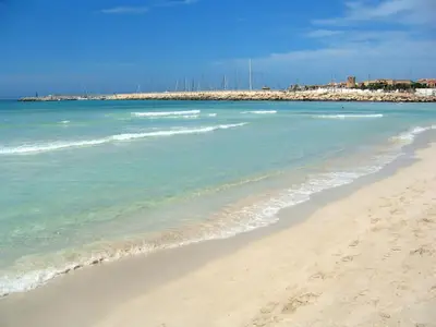 Sa Rapita - hier beginnt der kilometerlange Es Trenc Strand - Blick auf den Yachthafen Sa Raptia