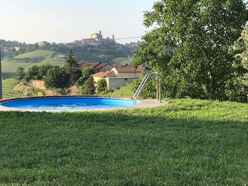 Pool mit Blick auf die Weinberge