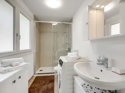 Badezimmer mit Dusche