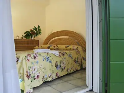 Schlafzimmer mit Doppelbett