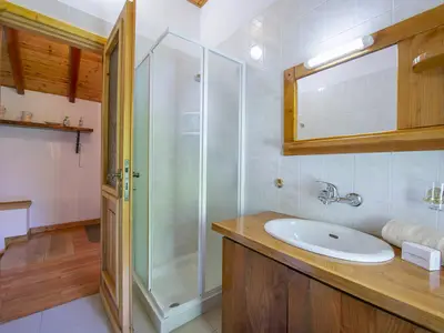 Badezimmer mit Dusche
