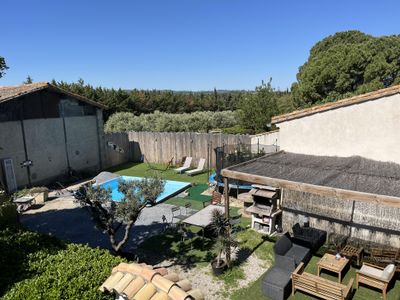 Le jardin avec piscine, trampoline, BBQ …