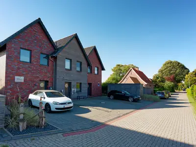 Das Ankerhuus mit seiner schönen Rhombusschalung und zwei Parkplätzen direkt davor.