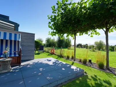 Terrasse mit komfortablem Strandkorb für erholsame Momente