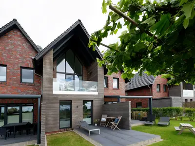Die Terrasse des  Ankerhuus, mittig und  windgeschützt durch  seitliche Abtrennungen.