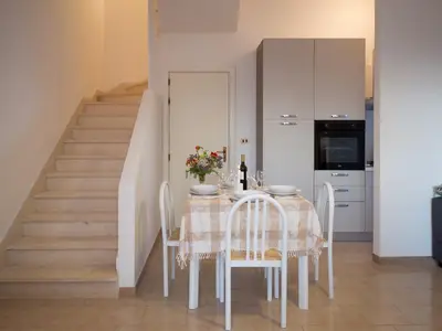 Treppe ins Obergeschoss, offene Wohnküche