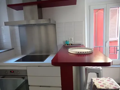 Küche mit Frühstücksecke - komplett mit Kühlschrank - Gefrierecke - Glaskeramikkochfeld - Backofen - Geschirrspüler