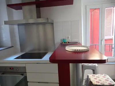 Küche mit Frühstücksecke - komplett mit Kühlschrank - Gefrierecke - Glaskeramikkochfeld - Backofen - Geschirrspüler