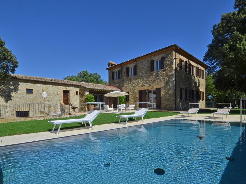 Die Villa, die separate Außensuite und der charmante, ausgestattete Pool