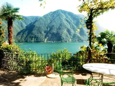 Terrasse mit Weinlaube vor Villa A