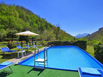 Der ausgestattete Pool mit einem weiten Blick auf das Tal