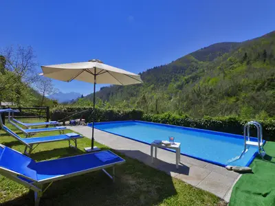 Das ausgestattete Schwimmbad und die umliegenden Grünanlagen