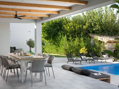 Terrasse. Terrasse mit pool und Garten blick