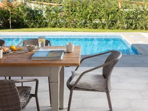 Pool. Terrasse mit pool und Garten blick