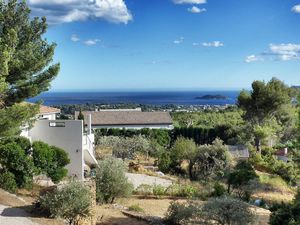 Ausblick aus dem Fenster. Wenn Sie im „Terre Brûlée“ übernachten, können Sie die schönste Bucht der Welt 2019 bewundern