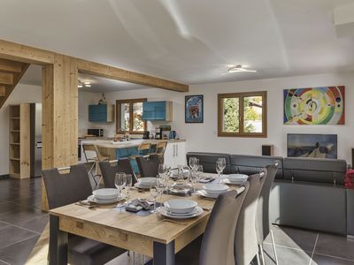 Familienfreundliches Esszimmer mit moderner und doch warmer Inneneinrichtung