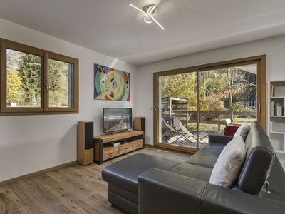 Großer Fernseher und Soundsystem mit Blick auf die geräumige Veranda