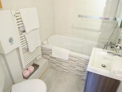 Badezimmer mit Badewanne