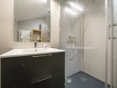 Modern eingerichtetes Badezimmer mit Dusche und Waschbecken