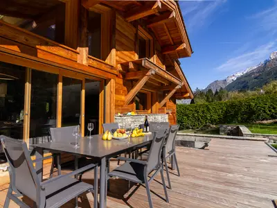 Erste Terrasse mit Außentisch für 6 Personen