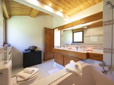 Badezimmer mit Toilette und Badewanne