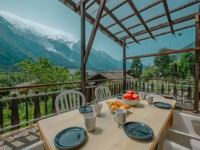 Sonnige Aussicht vom Balkon