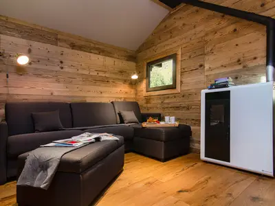 Gemütliches Wohnzimmer ganz aus Holz