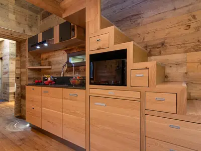 Küche und Treppe zum Mezzanin-Schlafzimmer