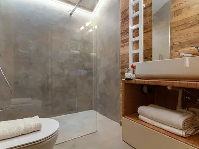 Erstes Badezimmer mit Verbindung zum Wohnzimmer