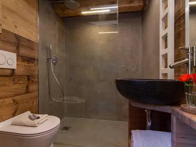 Qualität in Ausstattung, Toilette und großer Dusche