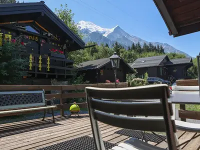 Großzügige Sonnenterrasse mit Bergblick