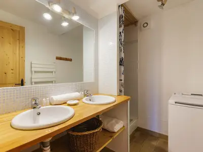 Badezimmer mit Dusche