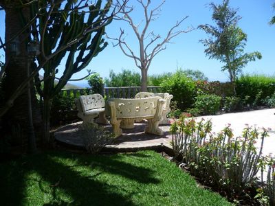 Garten. Sitzgruppe mit Meerblick