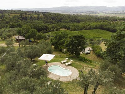 Der kleine und ausgestattete Pool zur exklusiven Nutzung und der weite Blick auf das Tal