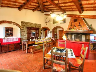 Esszimmer mit großem Kamin