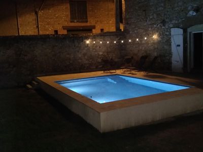 Piscine nuit et guirlande