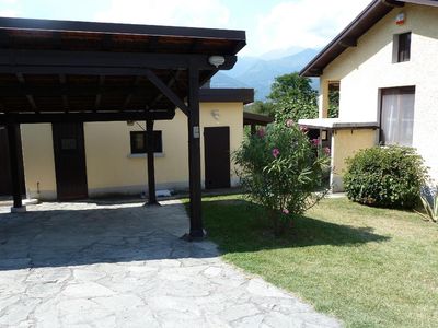 Carport, dahinter Flachbau, rechts Haus