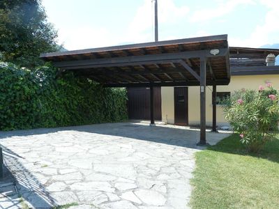 Doppelcarport dahinter Flachbau