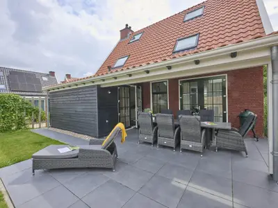 Außenseite Ferienhaus [Sommer]