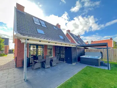 Außenseite Ferienhaus [Sommer]