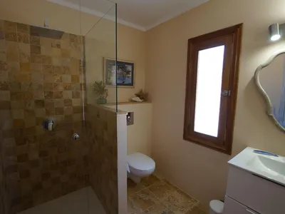 Dusche, WC und Waschtisch