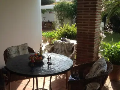 Terrasse. Schatten vor dem Haus