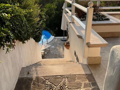 Treppe von der Terrasse zum Pool