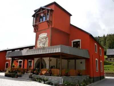 Direkte Umgebung des Objekts. Räuchermannmuseum in Cranzahl