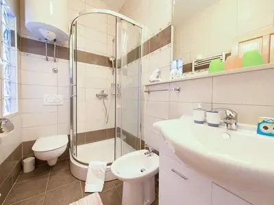 Bad/Dusche. Badezimmer mit Dusche, WC, Bidet