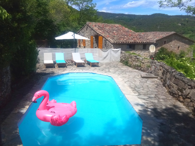 Privater Swimmingpool ohne Gegenüber mit herrlicher Aussicht