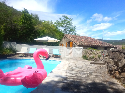 Privater Swimmingpool ohne Gegenüber mit herrlicher Aussicht